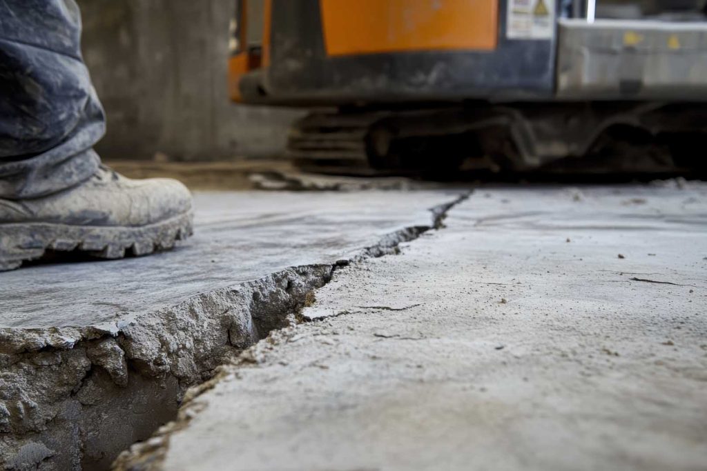 Concrete fracture at the base of the maintenance unit